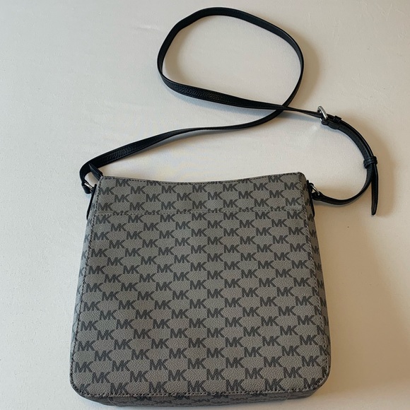 Michael Kors Large Black Messenger Bag - Picture 2 of 8